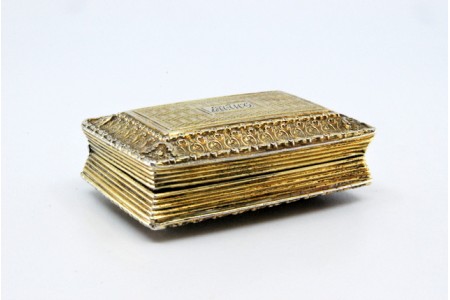 Caixa de Vinagrete em prata e ouro com relevos na tampa e frisos na envolvência do período de George IV.